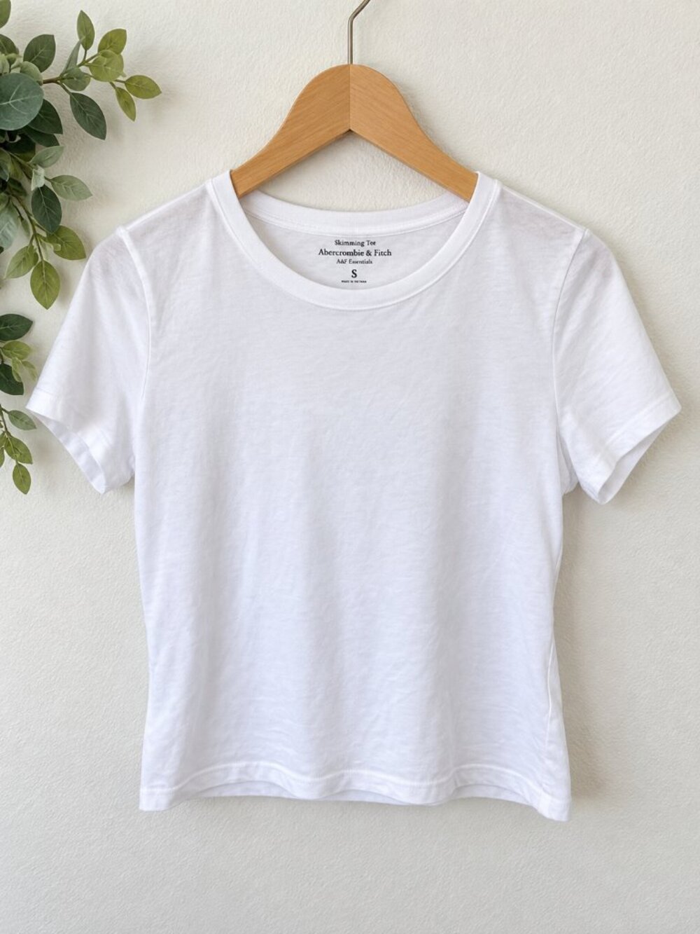 Abercrombie & Fitch A&F Essentials Skimming Tee in crisp white small